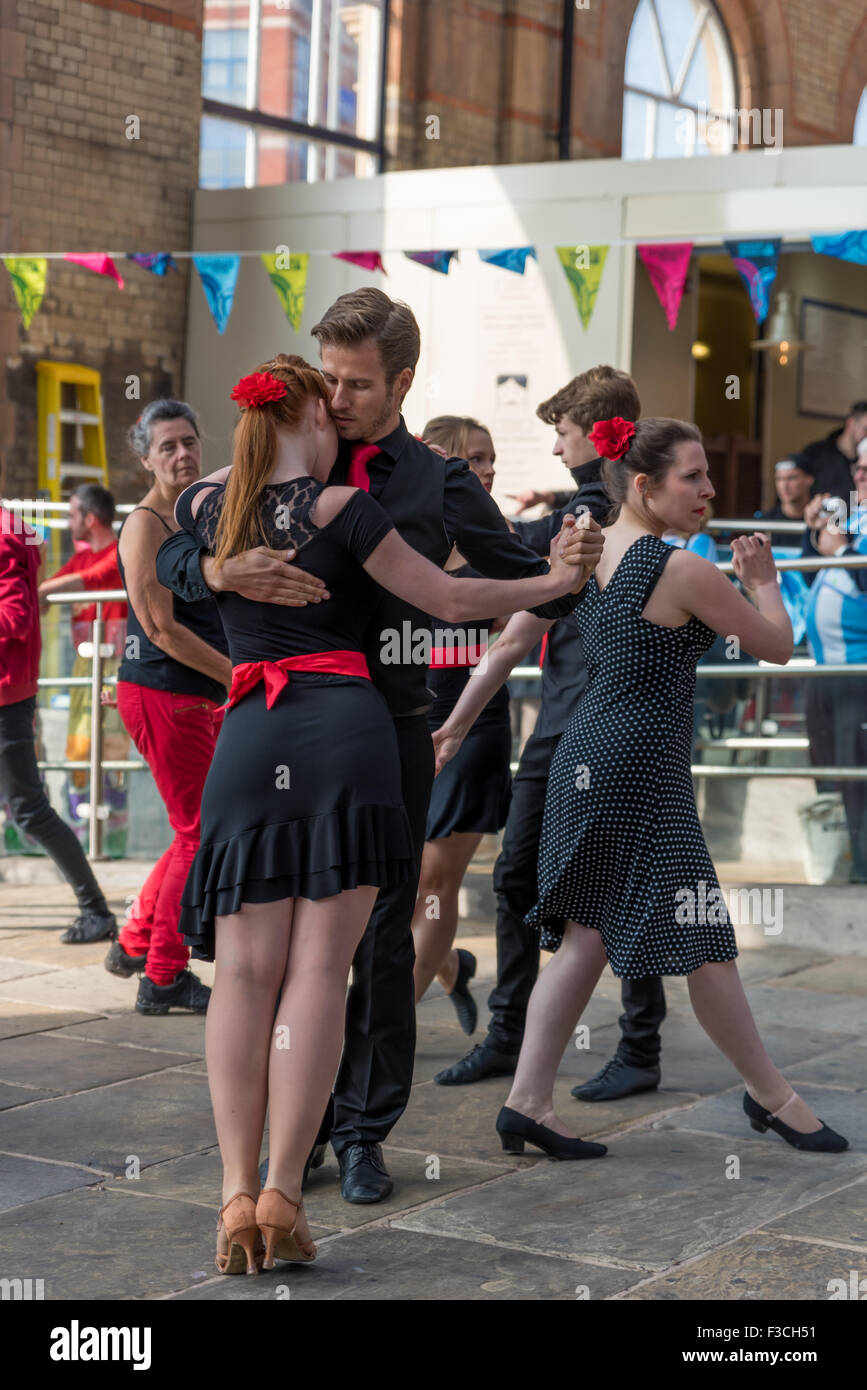 Groupe de danse un tango d'effectuer dans la ville de Leicester, Leicestershire UK Banque D'Images