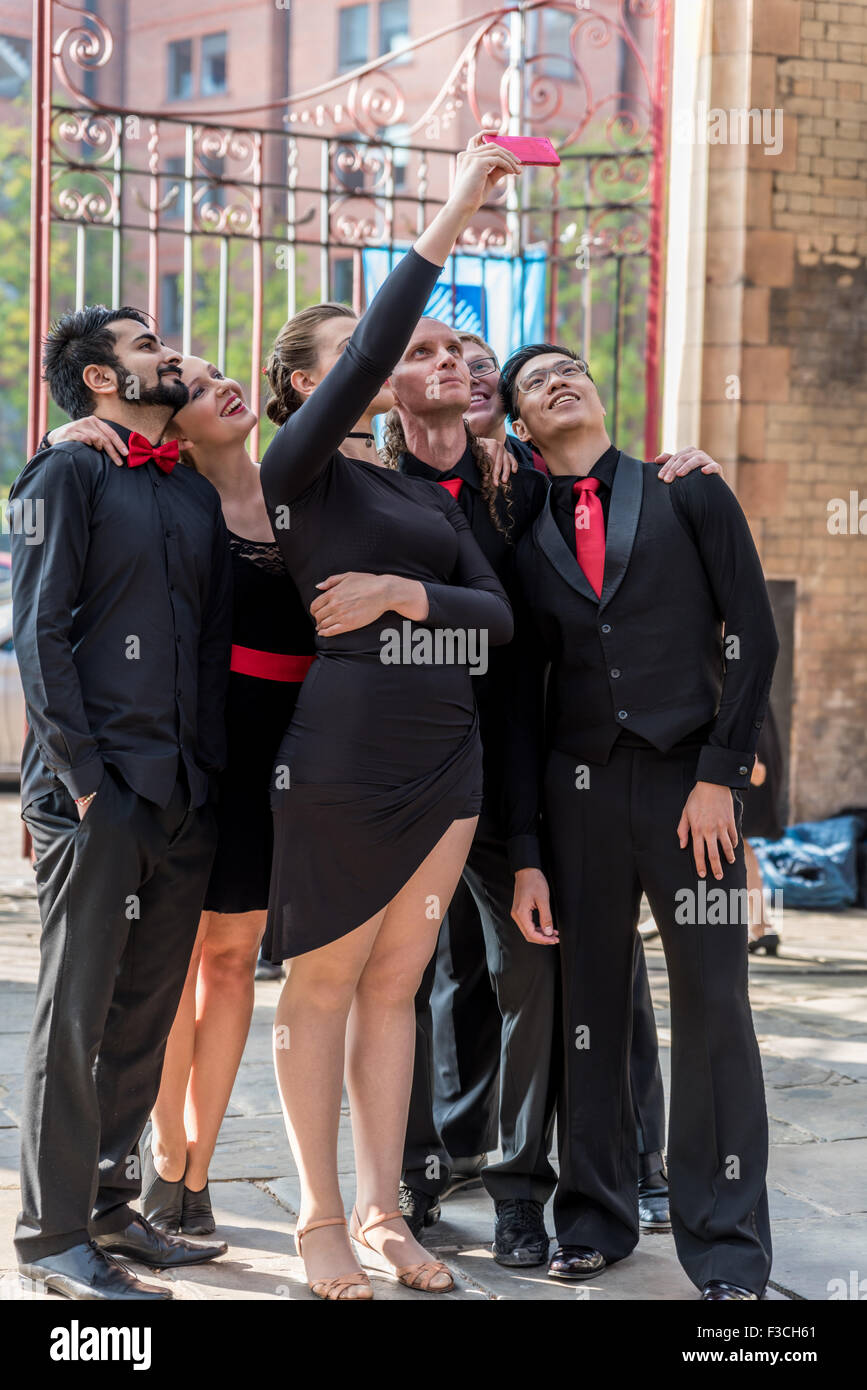 Un groupe de danseurs de prendre photo selfies à Leicester City, Leicestershire UK Banque D'Images