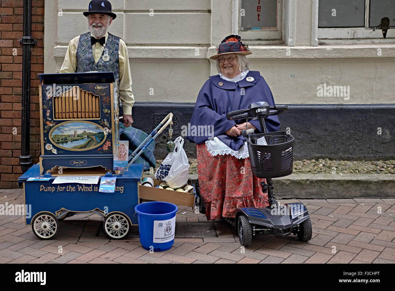 Meuleuse d'organes Royaume-Uni.Meuleuses d'orgue pour mari et femme habillées d'une tenue vintage.Artistes de rue Angleterre Royaume-Uni Banque D'Images