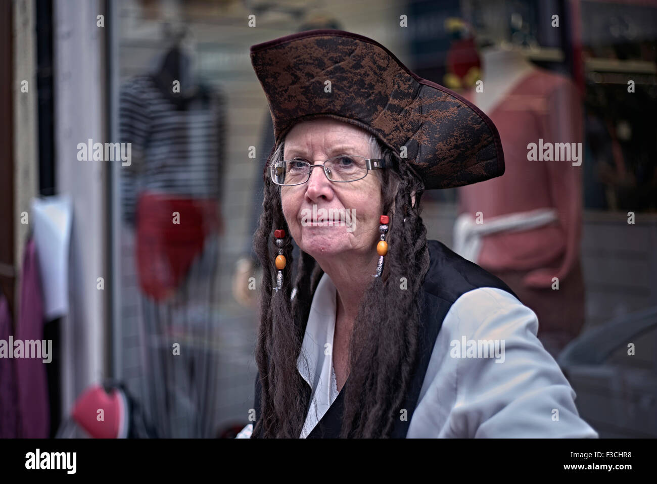 Femme de costume de pirate. Femme âgée habillée comme pirate dans un événement caritatif de levée de fonds de rue pour aider à la recherche sur le cancer. Angleterre Royaume-Uni Banque D'Images