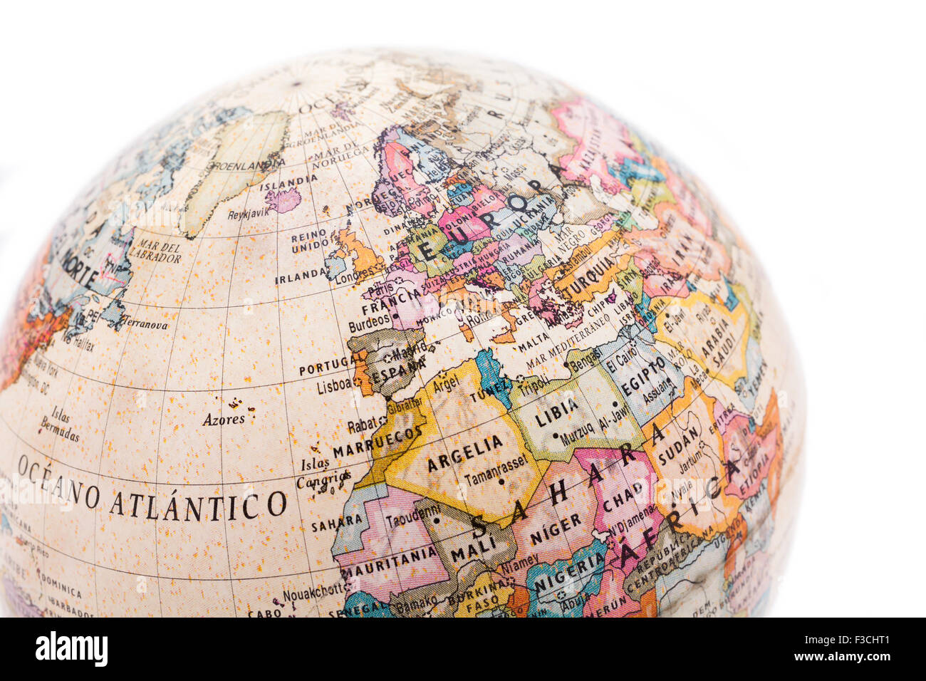 Partie d'un globe avec la carte de l'Europe et l'Afrique isolé sur fond blanc Banque D'Images