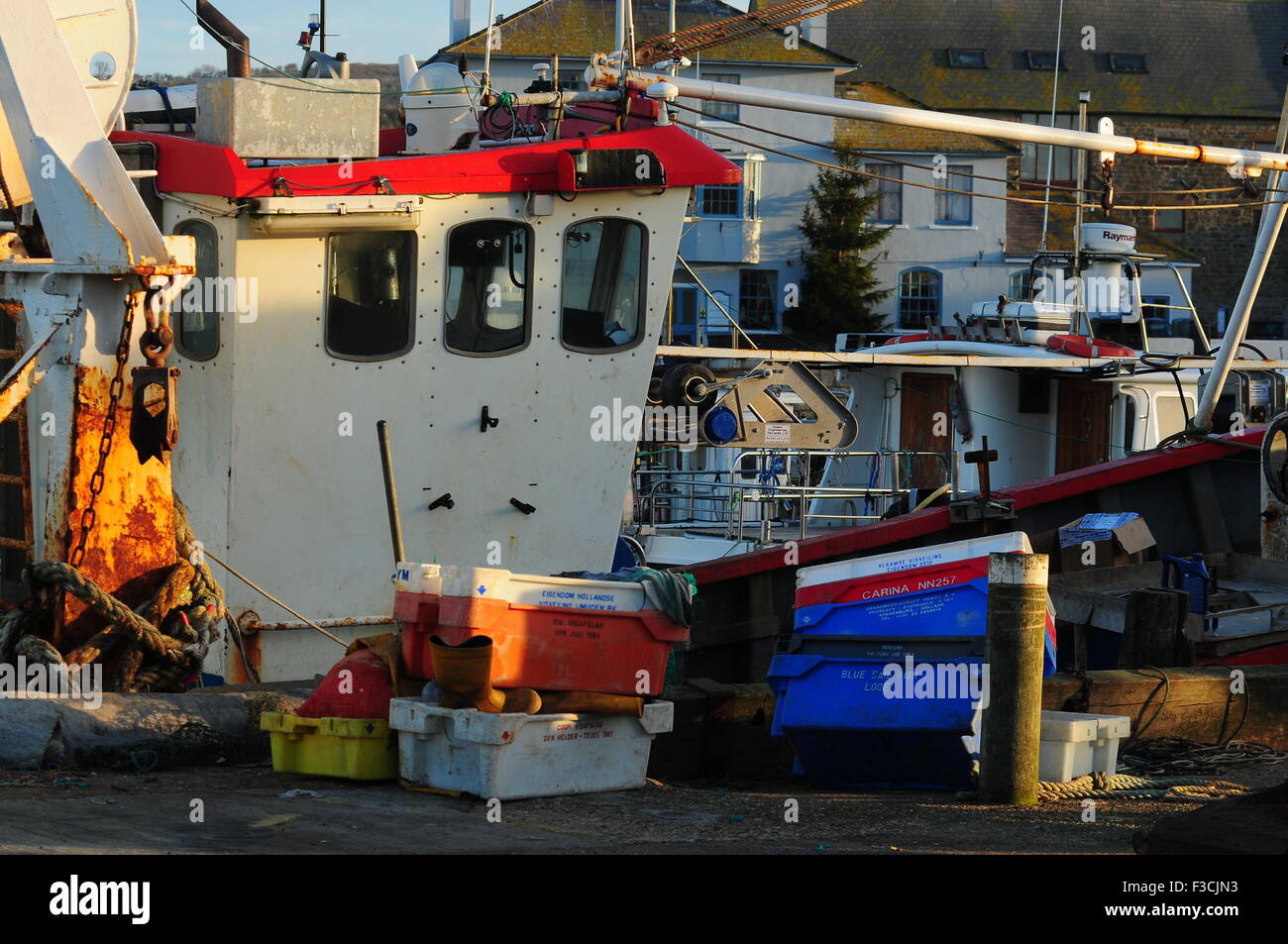 Boîtes de poisson du côté du port de West Bay, Dorset, UK Banque D'Images