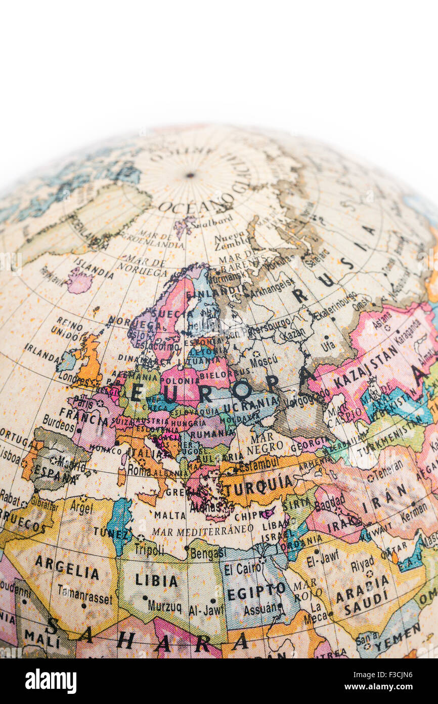 Partie d'un globe avec la carte de l'Europe et l'Asie isolé sur fond blanc Banque D'Images