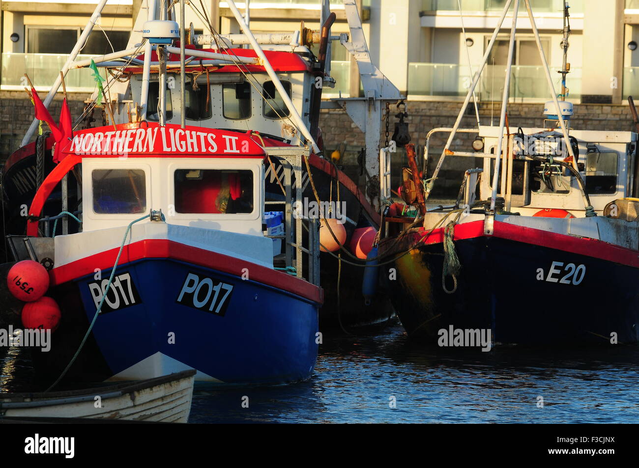 Le port de pêche de West Bay avec deux bateaux de pêche UK Banque D'Images