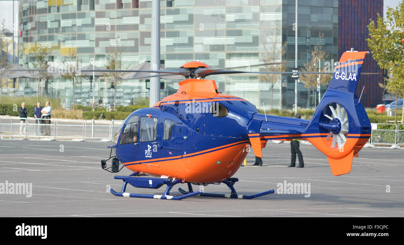 G-H135 exploité par GLAA PDG Helicopters arrive sur terre au centre d'exposition Excel de Londres pour participer à l'salon Helitech Banque D'Images