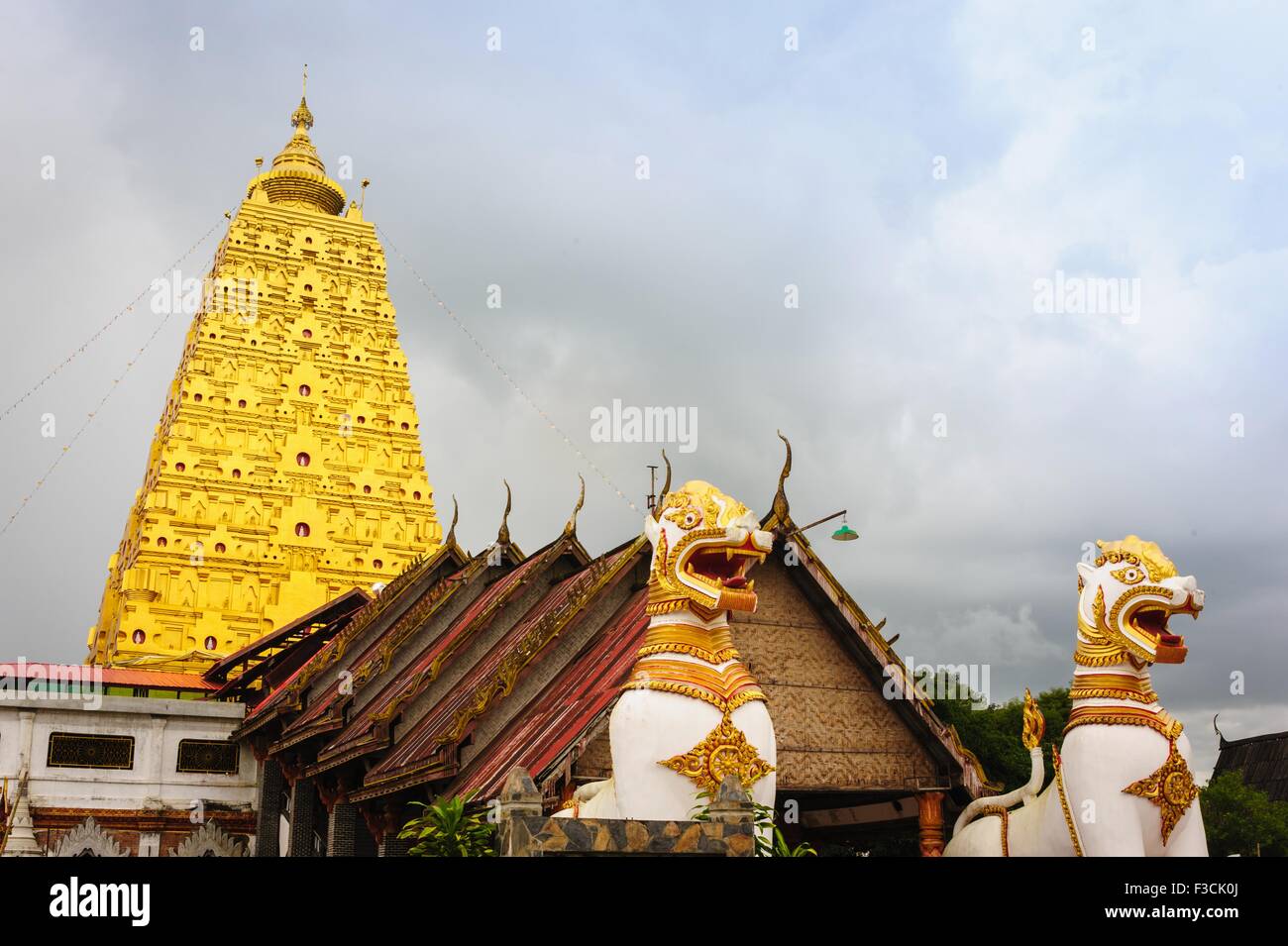 Dans le Wat Chedi Buddhakhaya Wat Wang Wiwekaram est un symbole de Sangkhlaburi, Kanchanaburi, Thaïlande. Banque D'Images