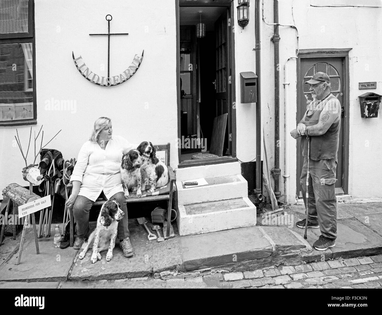 Les villageois discutent dans la ville côtière de Staithes Yorkshire localisation des vieux Valets Voile Bernard Cribbens programme pour enfants. Banque D'Images