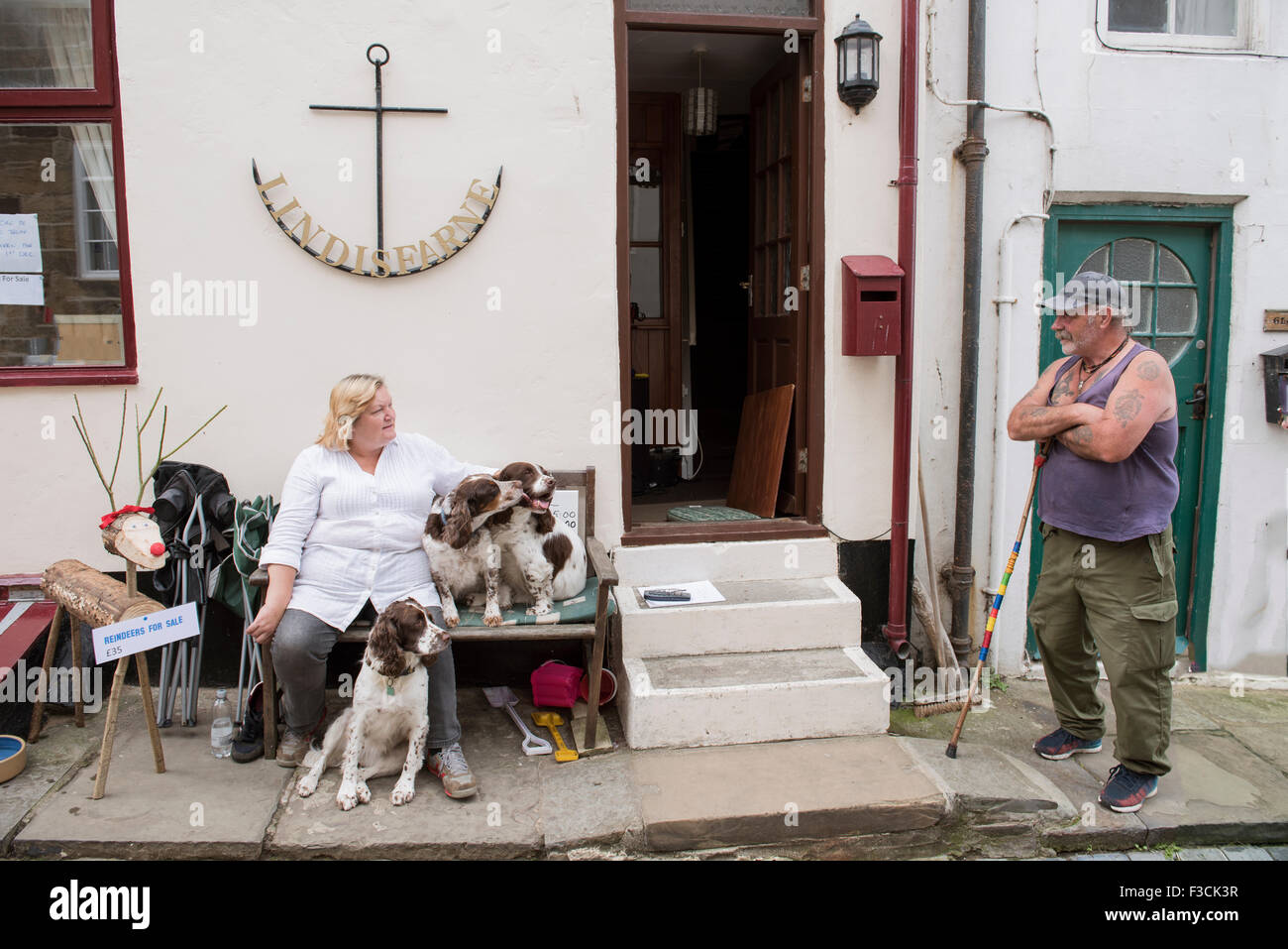 Les villageois discutent dans la ville côtière de Staithes Yorkshire localisation des vieux Valets Voile Bernard Cribbens programme pour enfants. Banque D'Images