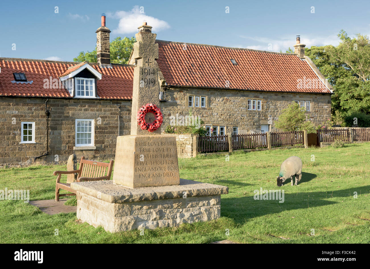 Mémorial pour se souvenir de ceux qui sont morts villageois Goathland en action au cours de la 1re et 2e guerres mondiales, situé sur le green. Banque D'Images