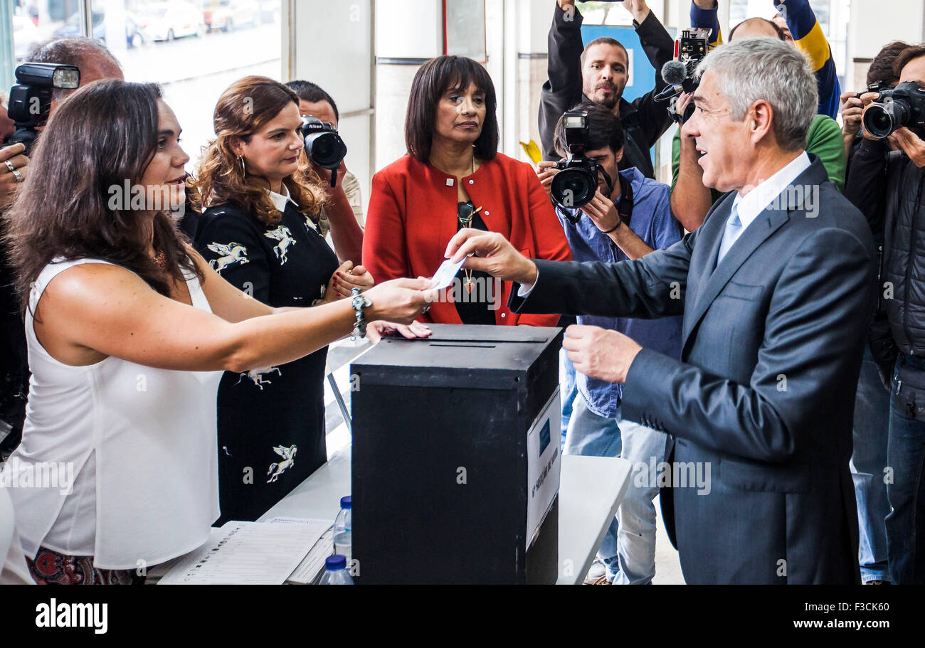 Lisbonne. 4 octobre, 2015. JosŽ Socrates, l'ancien premier ministre actuellement en résidence surveillée, vote ce matin sur la rue Camilo Castelo Branco pour les élections législatives portugaises de 2015. Les prétendues élections à l'Assemblée nationale, l'élection a lieu à travers le pays afin de former le gouvernement constitutionnel de XX au Portugal. Credit : Atlantico Press/Alamy Live News Banque D'Images