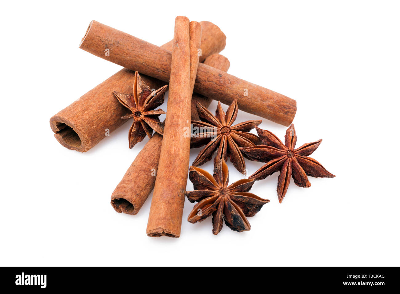 L'anis étoilé avec des bâtons de cannelle on white Banque D'Images