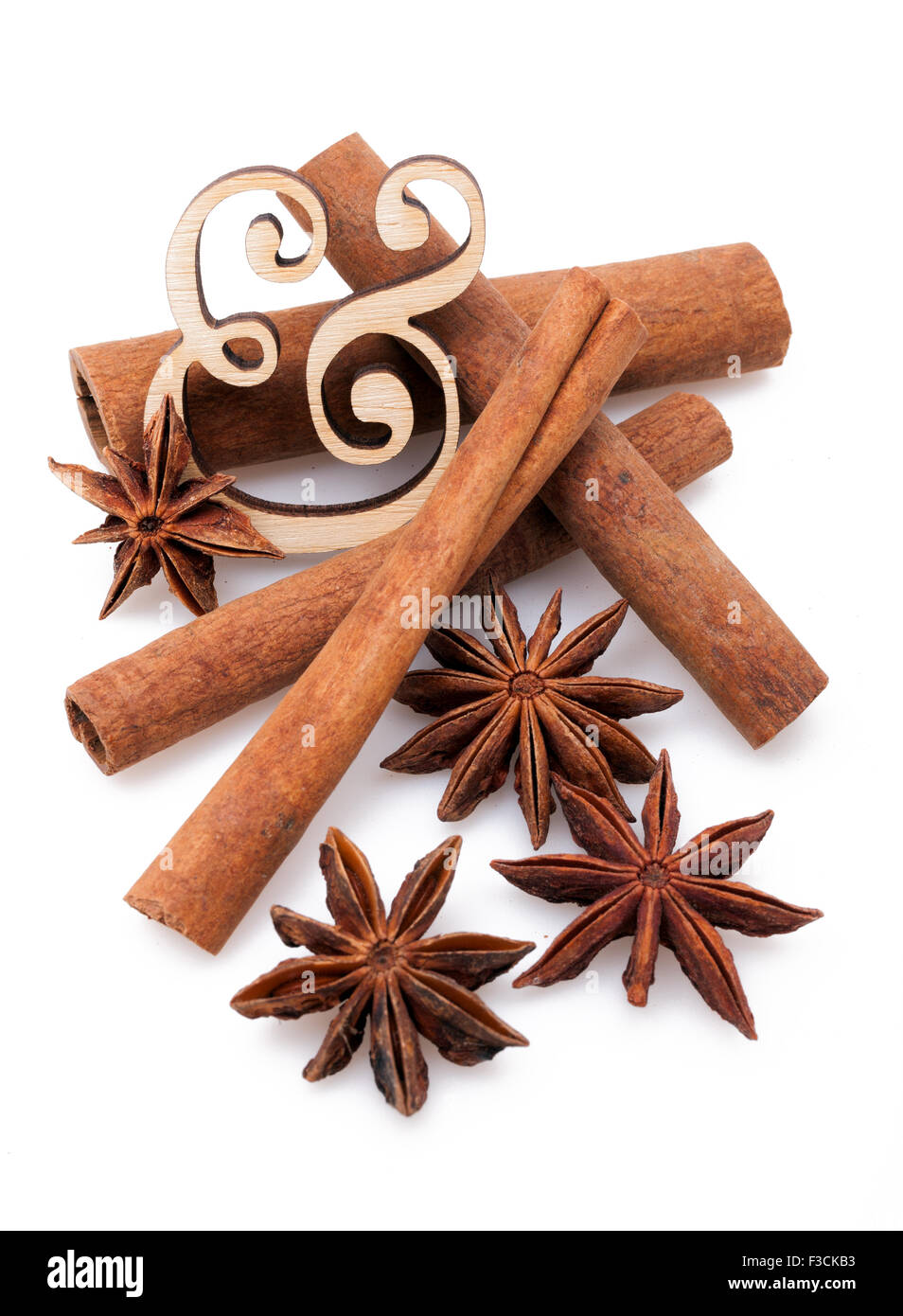 L'anis étoilé avec des bâtons de cannelle on white Banque D'Images