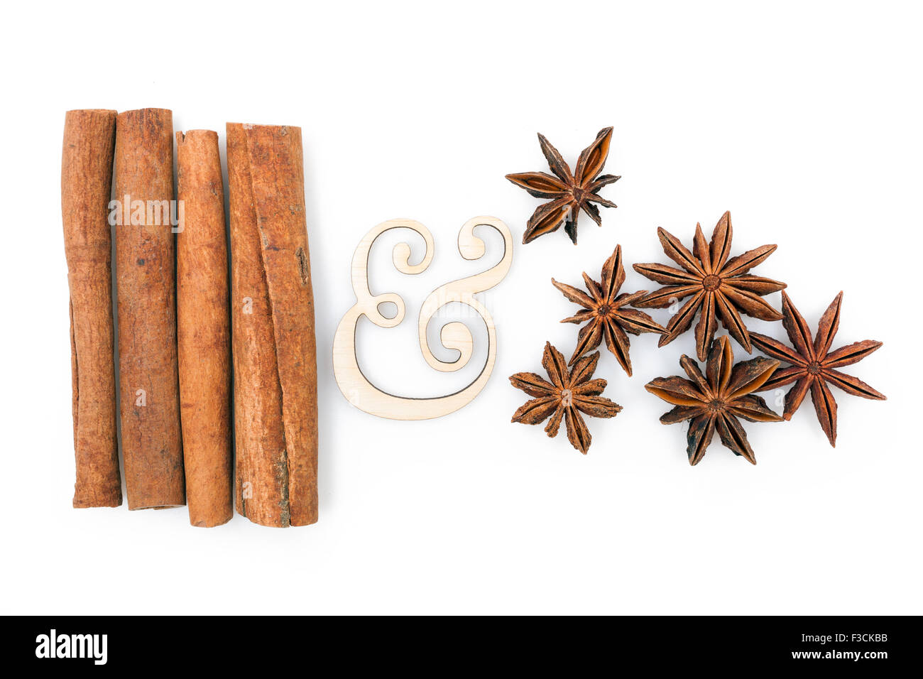 L'anis étoilé avec des bâtons de cannelle on white Banque D'Images