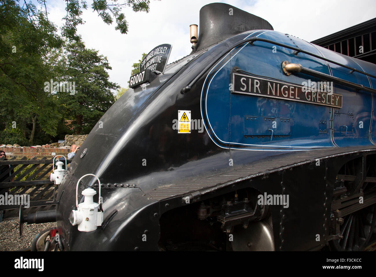 Sir Nigel Gresley tient son dernier voyage avant trois ans de rénovation par le North Yorkshire Moors Railway qui dirigent une ligne de chemin de fer à vapeur du patrimoine. Pickering, North Yorkshire, Angleterre, Royaume-Uni. LNER Classe A4 4498 Sir Nigel Gresley a été construit pour l'LNER en 1937, et le 100e Gresley Pacific construit. Ses Œuvres de Doncaster numéro était 1863. Il a initialement été numérotés de 4498. C'est un 4-6-2 locomotive pour le même design par Sir Nigel Gresley comme le plus célèbre des canards colverts. Banque D'Images