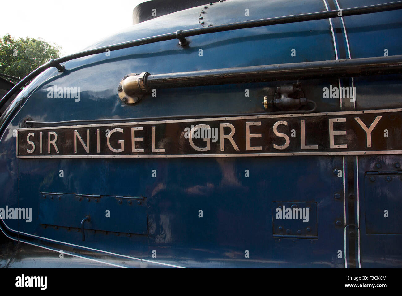 Sir Nigel Gresley tient son dernier voyage avant trois ans de rénovation par le North Yorkshire Moors Railway qui dirigent une ligne de chemin de fer à vapeur du patrimoine. Pickering, North Yorkshire, Angleterre, Royaume-Uni. LNER Classe A4 4498 Sir Nigel Gresley a été construit pour l'LNER en 1937, et le 100e Gresley Pacific construit. Ses Œuvres de Doncaster numéro était 1863. Il a initialement été numérotés de 4498. C'est un 4-6-2 locomotive pour le même design par Sir Nigel Gresley comme le plus célèbre des canards colverts. Banque D'Images