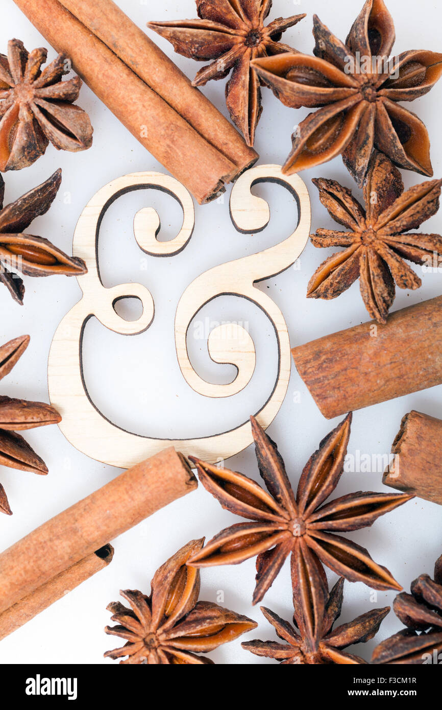L'anis étoilé avec des bâtons de cannelle on white Banque D'Images