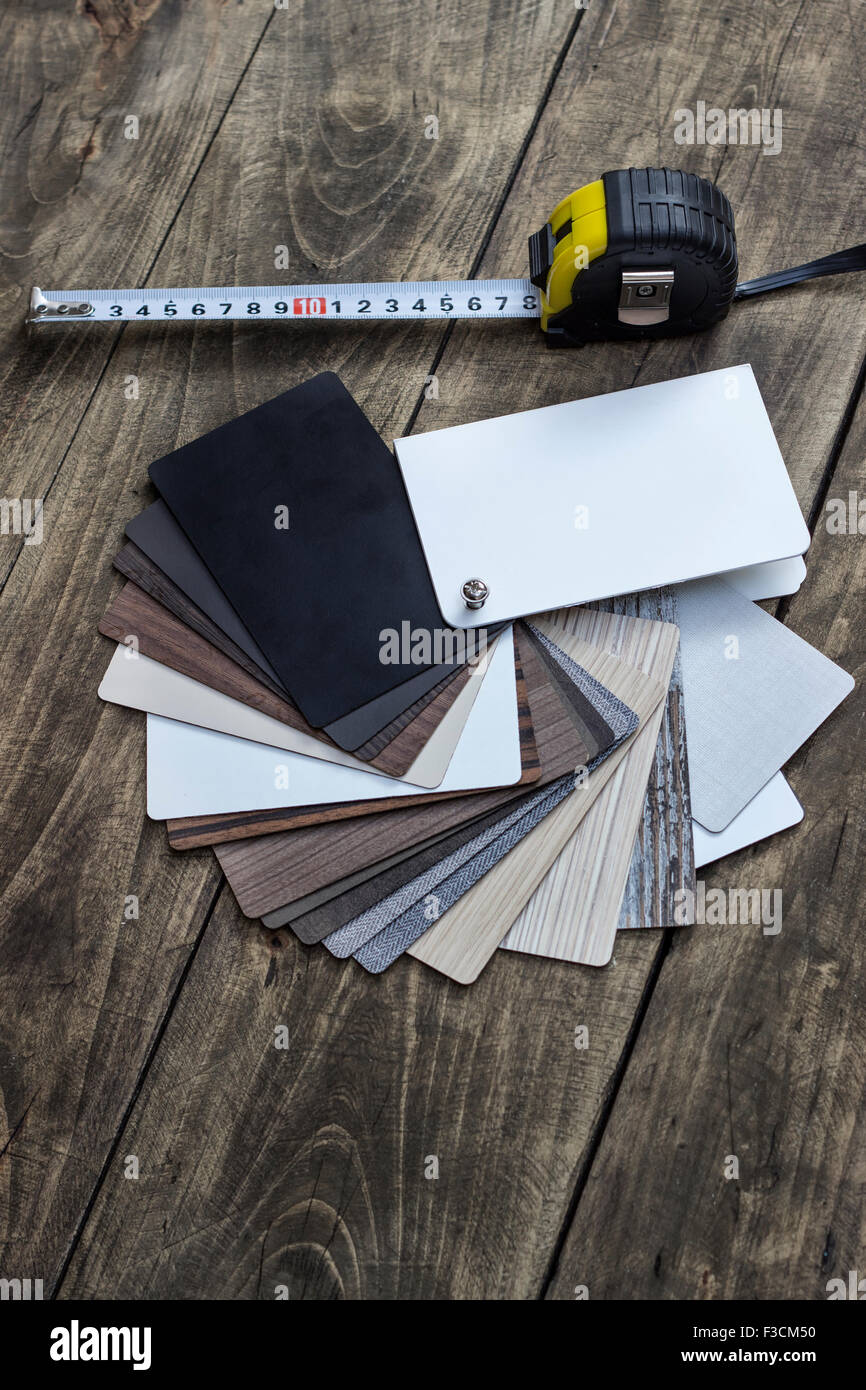 Différents échantillons de couleur de plancher de bois sur la table, Close up Banque D'Images