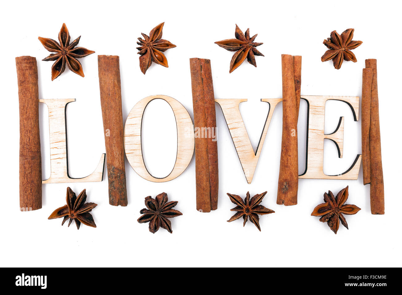 L'anis étoilé avec des bâtons de cannelle on white Banque D'Images