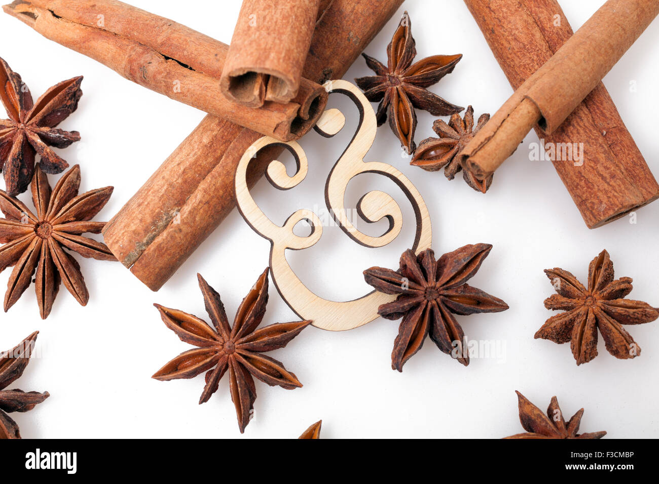L'anis étoilé avec des bâtons de cannelle on white Banque D'Images