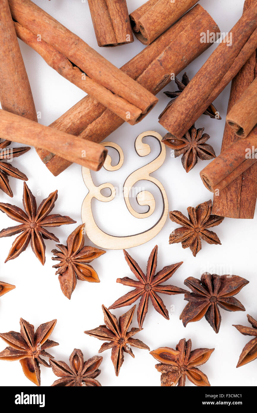 L'anis étoilé avec des bâtons de cannelle on white Banque D'Images