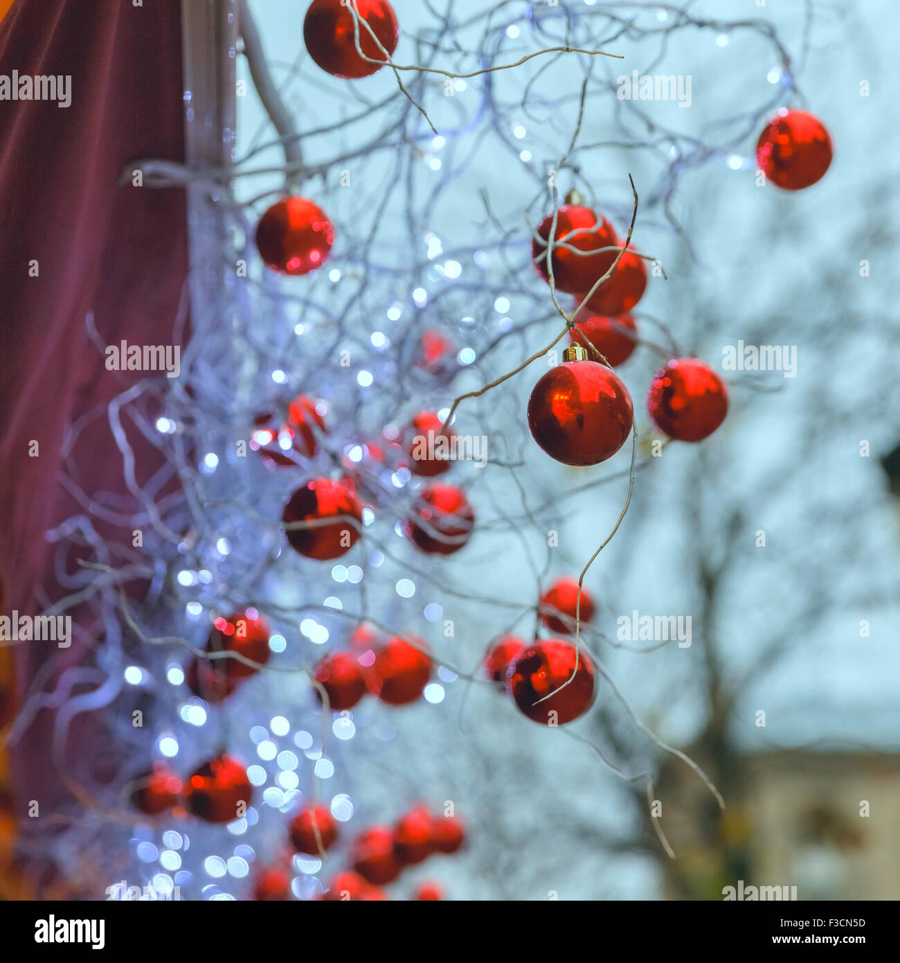 Boules de Noël rouge brillant sur la rue à Paris, France Banque D'Images