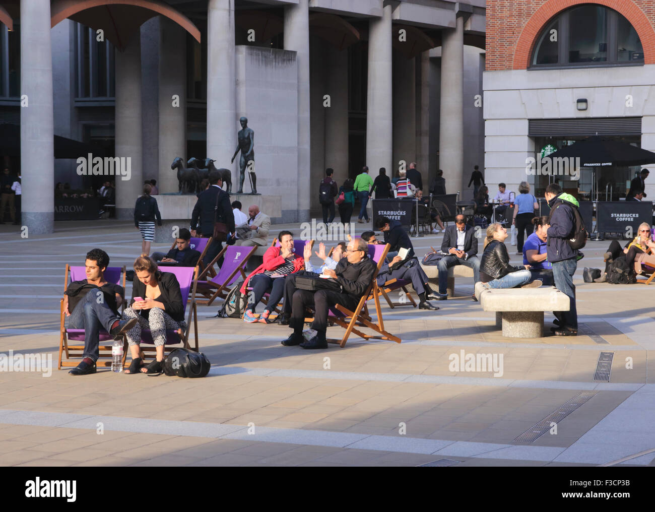 Les gens se détendre à Paternoster Square Londres Été 2015 Banque D'Images