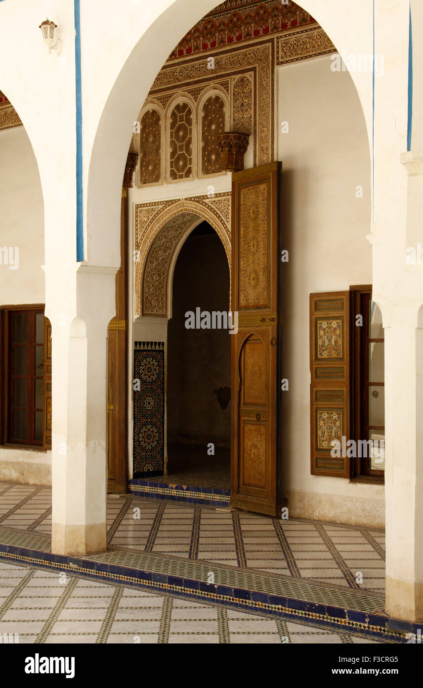 Vu de la porte de la cour principale du Palais Bahia à Marrakech, Maroc Banque D'Images