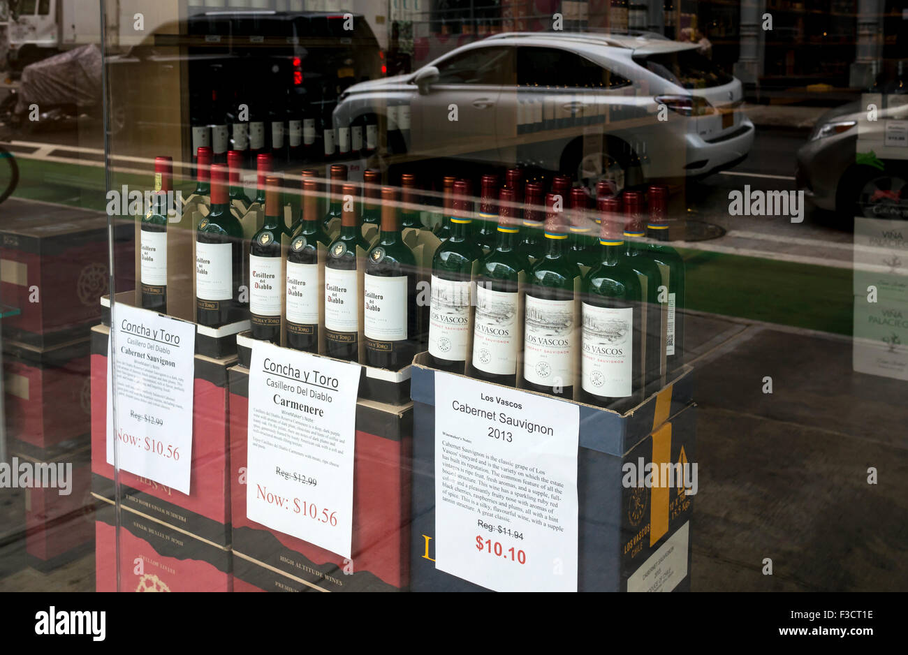 Vins chiliens exposés dans la vitrine du magasin de Soho à New York Banque D'Images