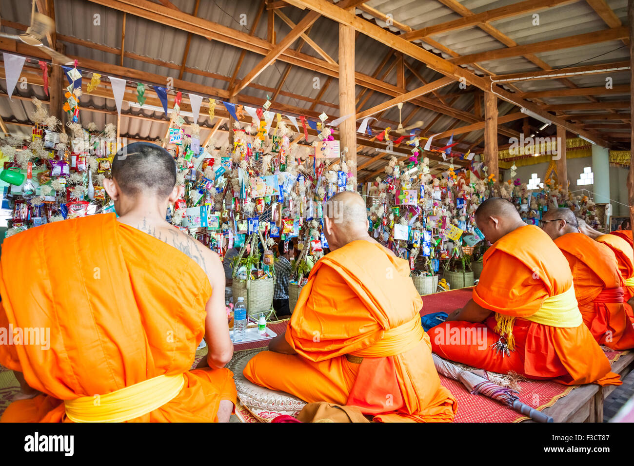 Un jour Bouddha dans le temple avec un grand nombre de moines Banque D'Images