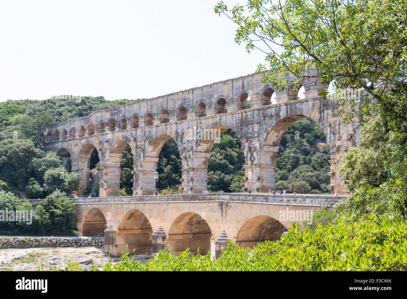 Pont du Gard, aqueduc Romain ancien en France - vue de la rive droite Banque D'Images