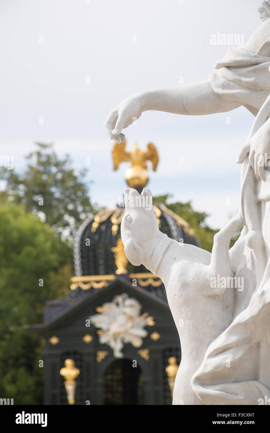 Statue de chien de chasse étant nourries par Diane chasseresse dans les jardins du Palais Branicki à Bialystok Pologne Banque D'Images