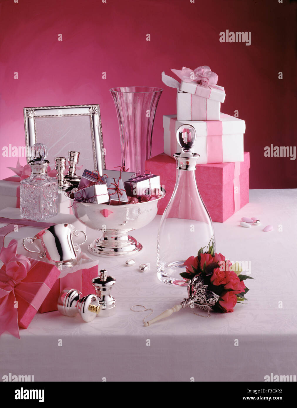 Cadeaux de mariage sur une table avec de l'argent et crystal decanter,bol en argent,argent salière-poivrière,un vase en cristal et d'un titulaire. posy Banque D'Images