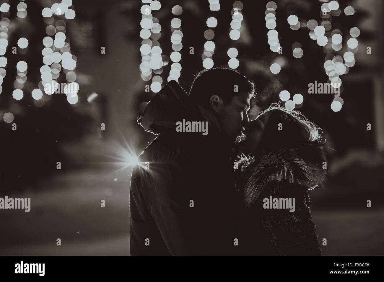 Silhouette de kissing couple avec des lumières Banque D'Images