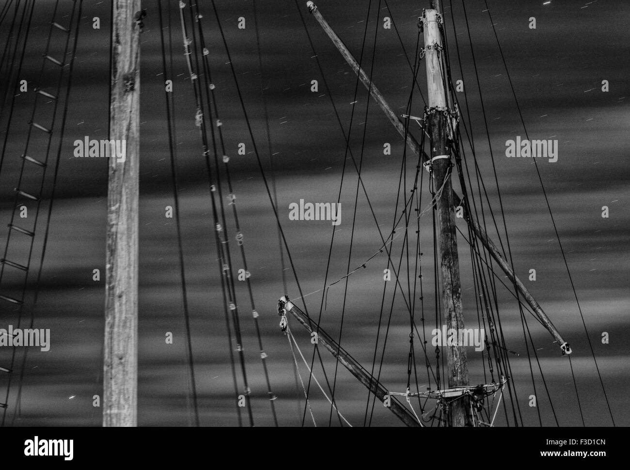 Gréement du navire fantôme dans la nuit avec les étoiles et les nuages de passage, l'exposition de l'ampoule en noir & blanc Banque D'Images