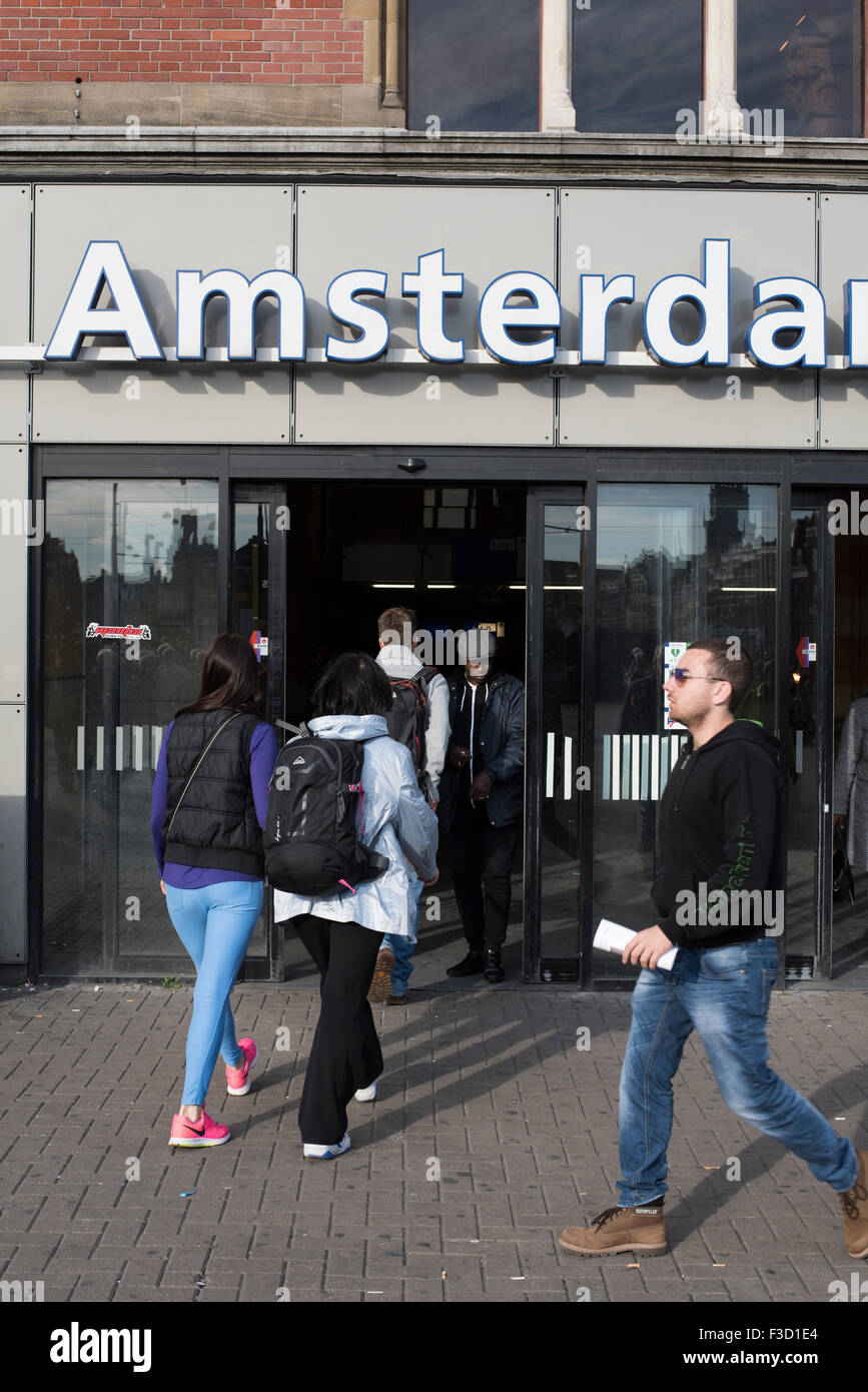 Hasard voyageurs entrant dans la gare centrale d'Amsterdam Banque D'Images