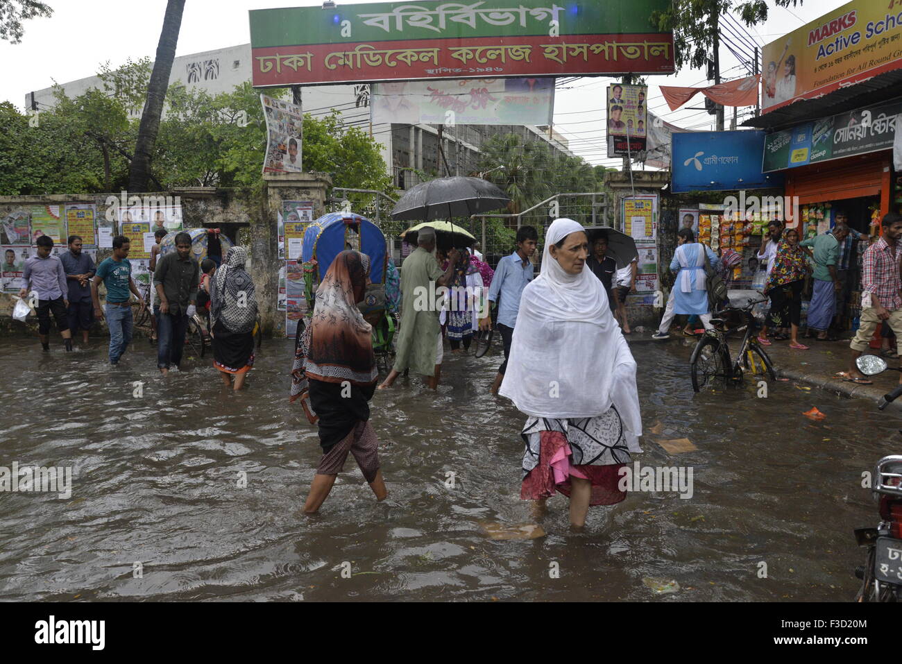 Dhaka, Bangladesh. 05Th Oct, 2015. Peuples autochtones se rendent à travers les rues engorgées de Dhaka Medical collage zone Hospital à Dhaka, au Bangladesh. Le 5 octobre 2015, de fortes pluies diluviennes ont causé l'eau dans la plupart des domaines de la ville de Dhaka, Bangladesh. Les routes étaient submergées ce qui rend les déplacements lents et dangereux. Le 5 octobre 2015 Crédit : Mamunur Rashid/Alamy Live News Banque D'Images
