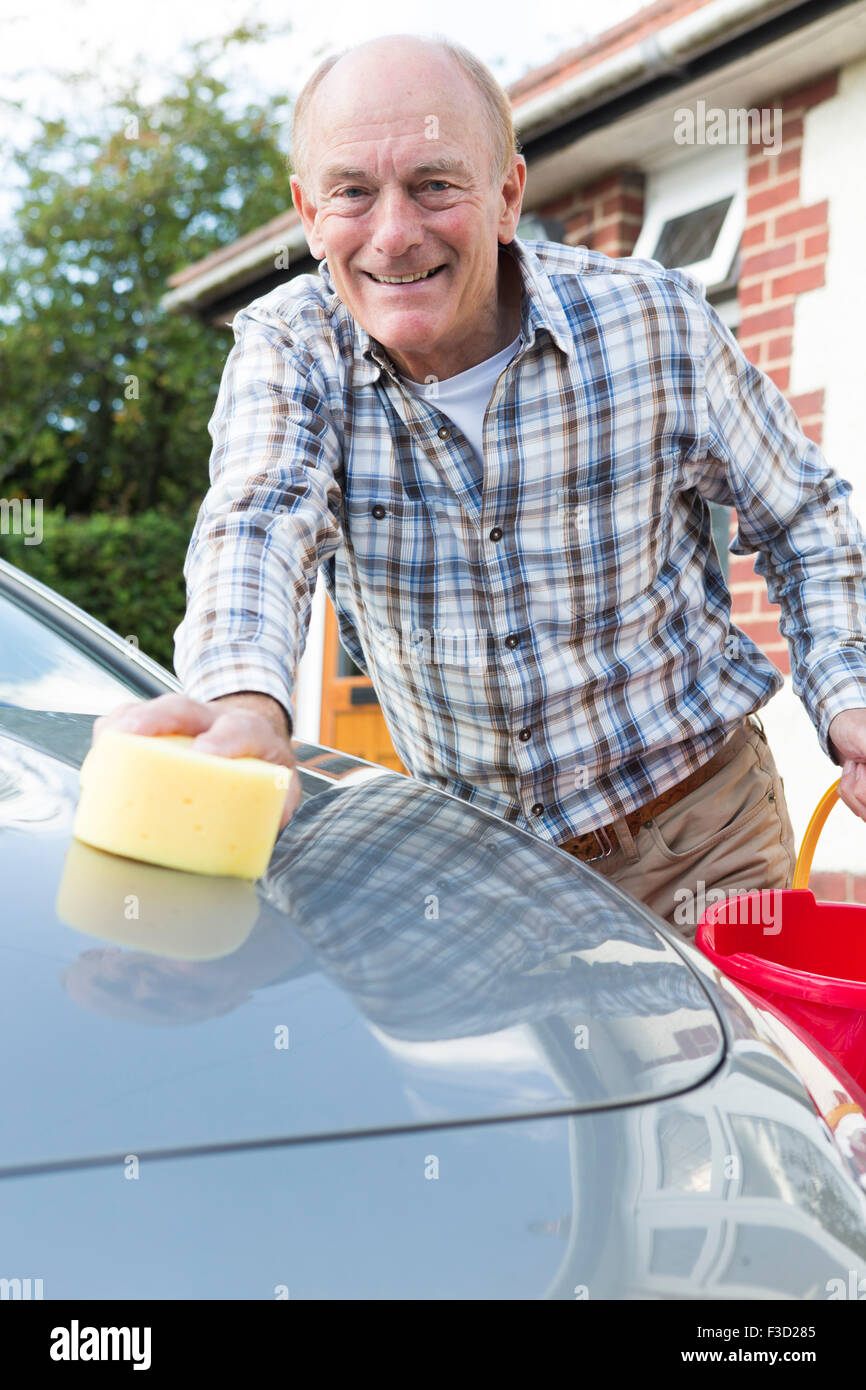 Portrait of Senior Man Washing Car Banque D'Images