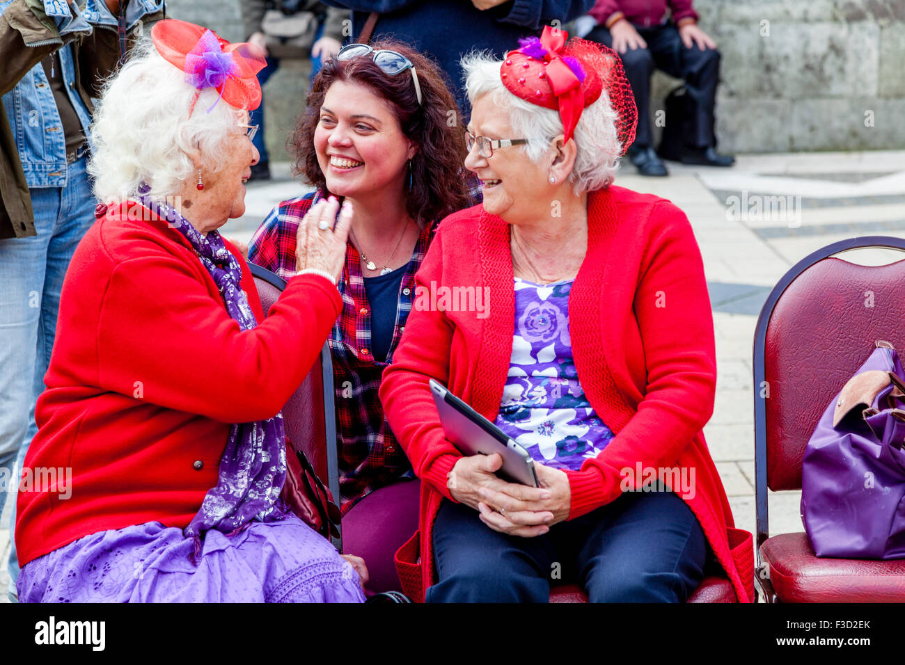 Les femmes de tous âges à discuter lors de l'Assemblée Pearly Kings and Queens Harvest Festival à la Guildhall, Londres, UK Banque D'Images