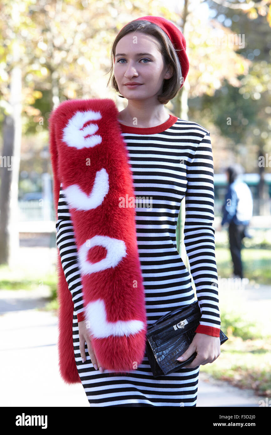 Femme avec foulard rouge amour pour les photographes avant de Chloe show, Fashion Week de Paris Jour 3, Printemps / Été 2016 Banque D'Images