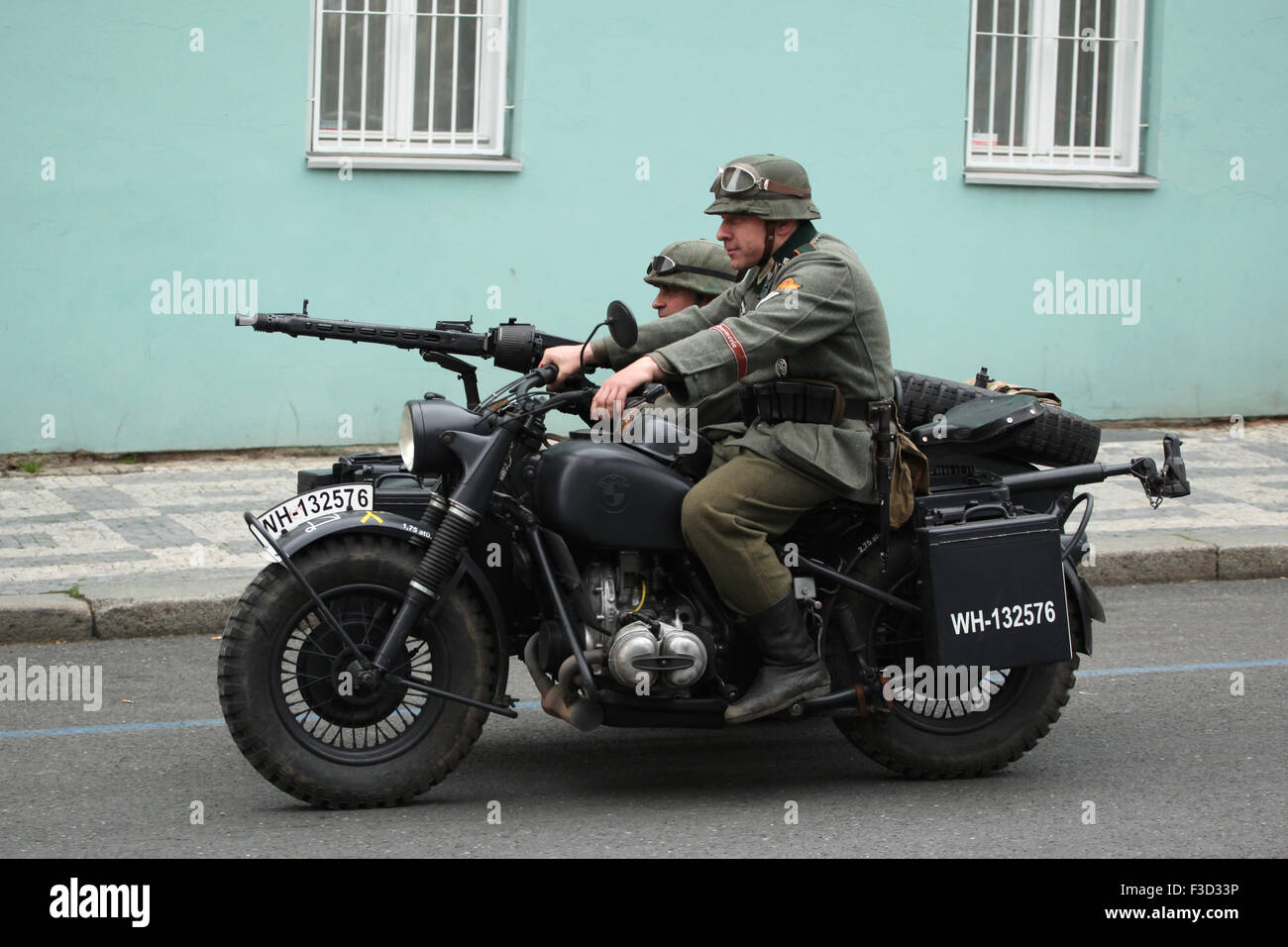 Comme en uniforme nazi allemand reconstitueurs soldats la moto pendant la reconstitution de l'insurrection de Prague 1945 à Prague, en République tchèque, le 9 mai 2015. Banque D'Images