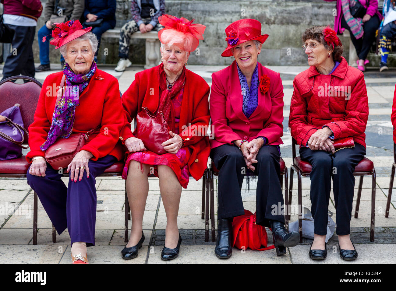 L'Hatters Rouge Ruislip lors de l'Assemblée Pearly Kings and Queens Harvest Festival à la Guildhall, Londres, UK Banque D'Images