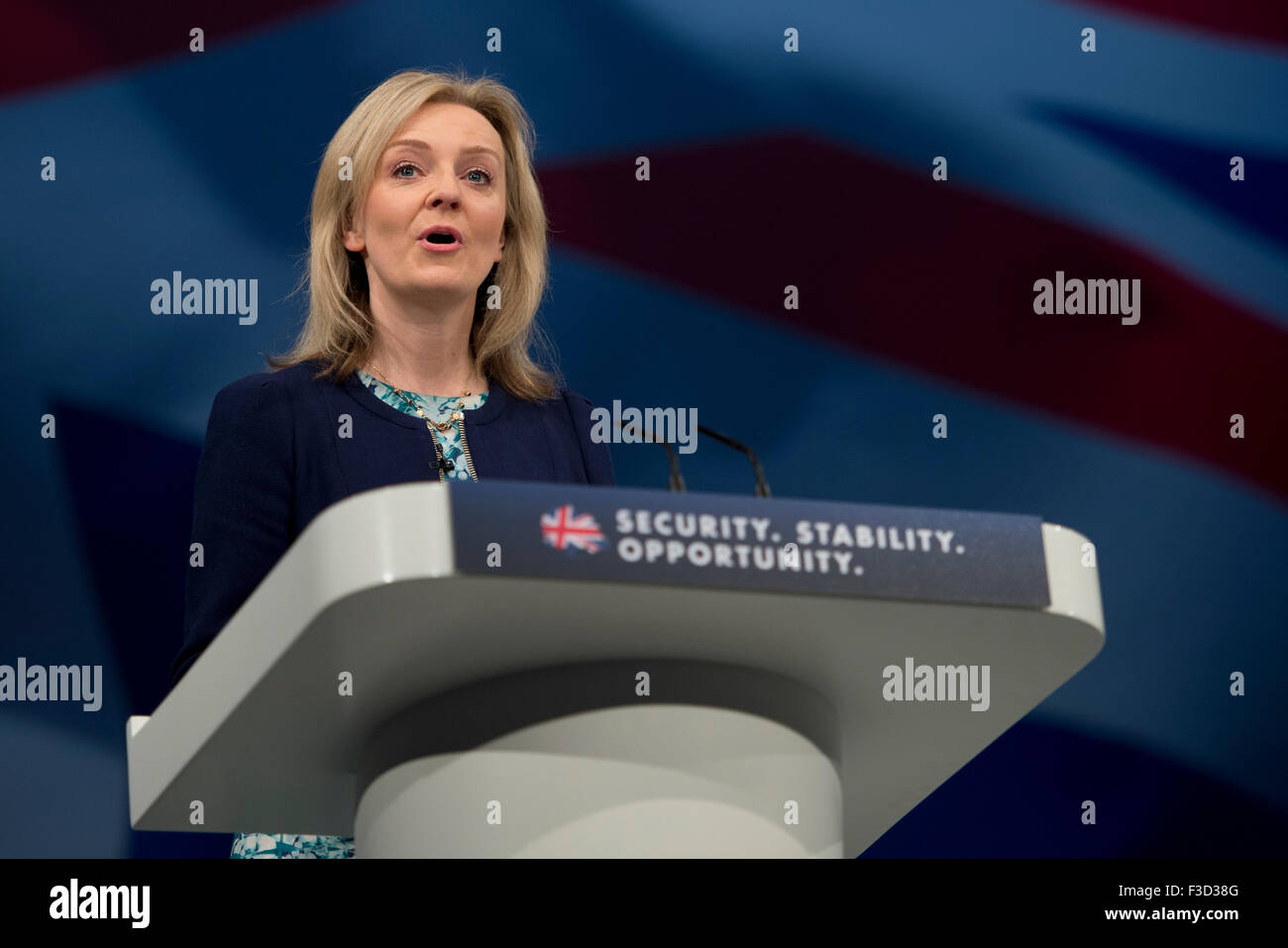 Manchester, UK. 5e octobre 2015. La Rt Hon Elizabeth Truss, député, secrétaire d'État à l'environnement, de l'Alimentation et des Affaires rurales parle au jour 2 de la 2015 conférence du parti conservateur à Manchester. Credit : Russell Hart/Alamy Live News. Banque D'Images