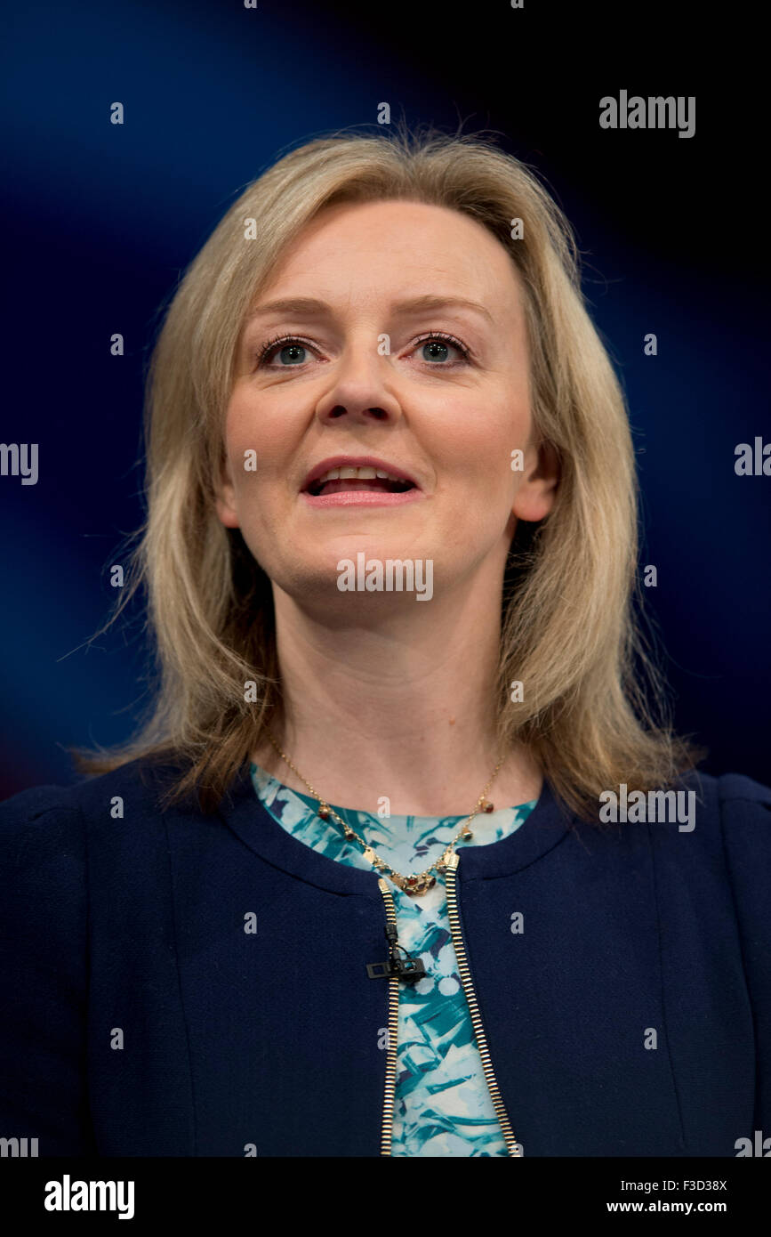 Manchester, UK. 5e octobre 2015. La Rt Hon Elizabeth Truss, député, secrétaire d'État à l'environnement, de l'Alimentation et des Affaires rurales parle au jour 2 de la 2015 conférence du parti conservateur à Manchester. Credit : Russell Hart/Alamy Live News. Banque D'Images