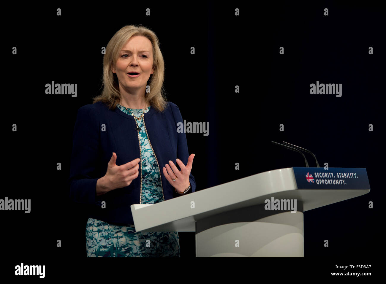 Manchester, UK. 5e octobre 2015. La Rt Hon Elizabeth Truss, député, secrétaire d'État à l'environnement, de l'Alimentation et des Affaires rurales parle au jour 2 de la 2015 conférence du parti conservateur à Manchester. Credit : Russell Hart/Alamy Live News. Banque D'Images