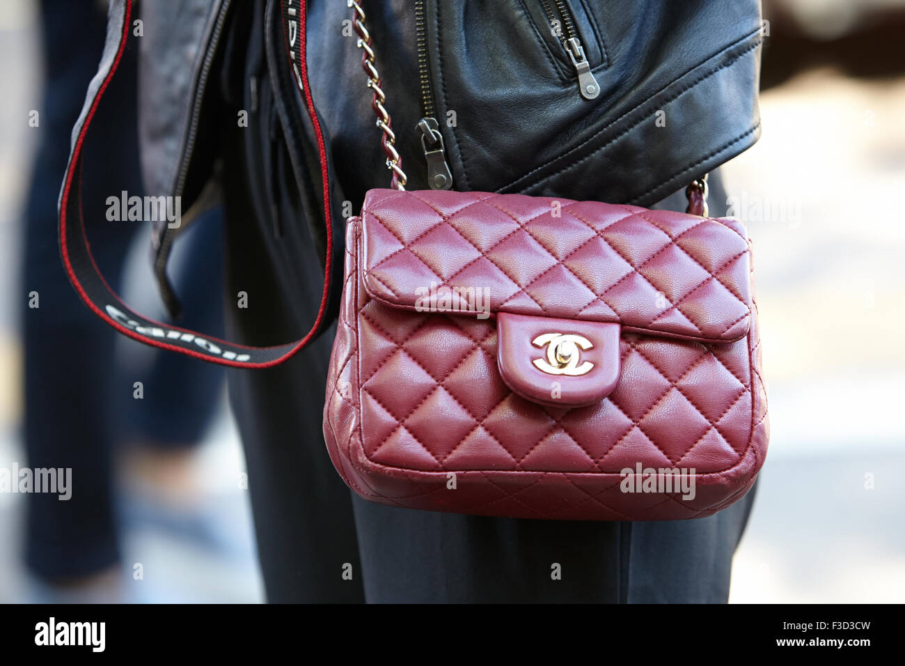 La femme pose pour les photographes avant de montrer Fendi sac Chanel rouge avec au cours de Milan Fashion Week Day 2 Banque D'Images