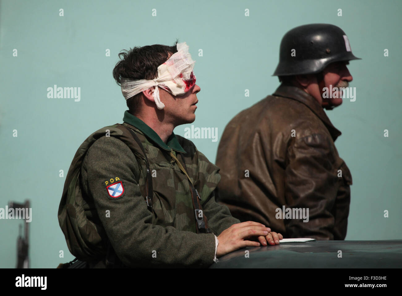 En tant que soldats en uniforme un reenactor de l'Armée de libération russe (OAK) fait semblant d'être blessés au cours de la reconstitution de l'insurrection de Prague 1945 à Prague, en République tchèque, le 9 mai 2015. L'Armée de libération russe également connu sous le nom de l'Armée de Vlasov est venu à l'aide de la République Tchèque Prague pour soutenir les insurgés soulèvement contre l'occupation allemande qui a débuté le 5 mai 1945. Banque D'Images