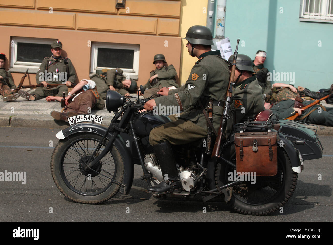 Comme en uniforme nazi allemand reconstitueurs soldats la moto pendant la reconstitution de l'insurrection de Prague 1945 à Prague, en République tchèque, le 9 mai 2015. Banque D'Images