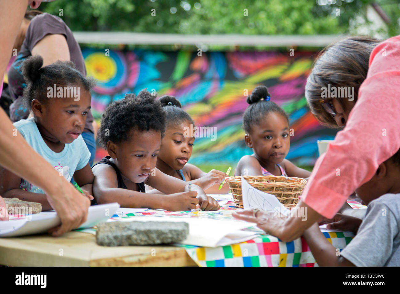 Detroit, Michigan - Les enfants travaillent sur un projet d'art dans un parc créé par le bloc de trois milles Club sur trois terrains vacants. Banque D'Images