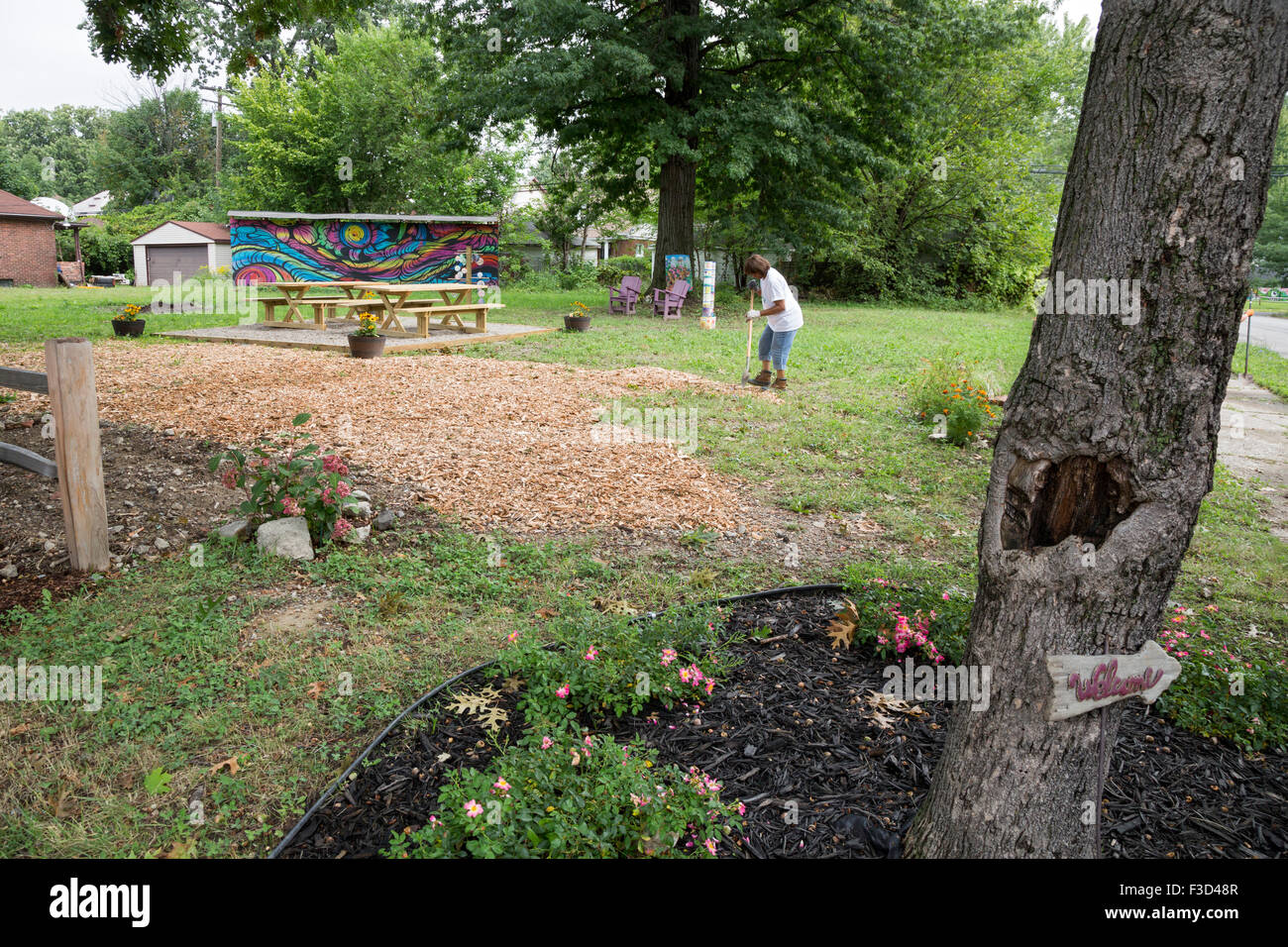 Detroit, Michigan - membre des trois mille Club Bloc aide à créer un parc de quartier sur trois terrains vacants. Banque D'Images