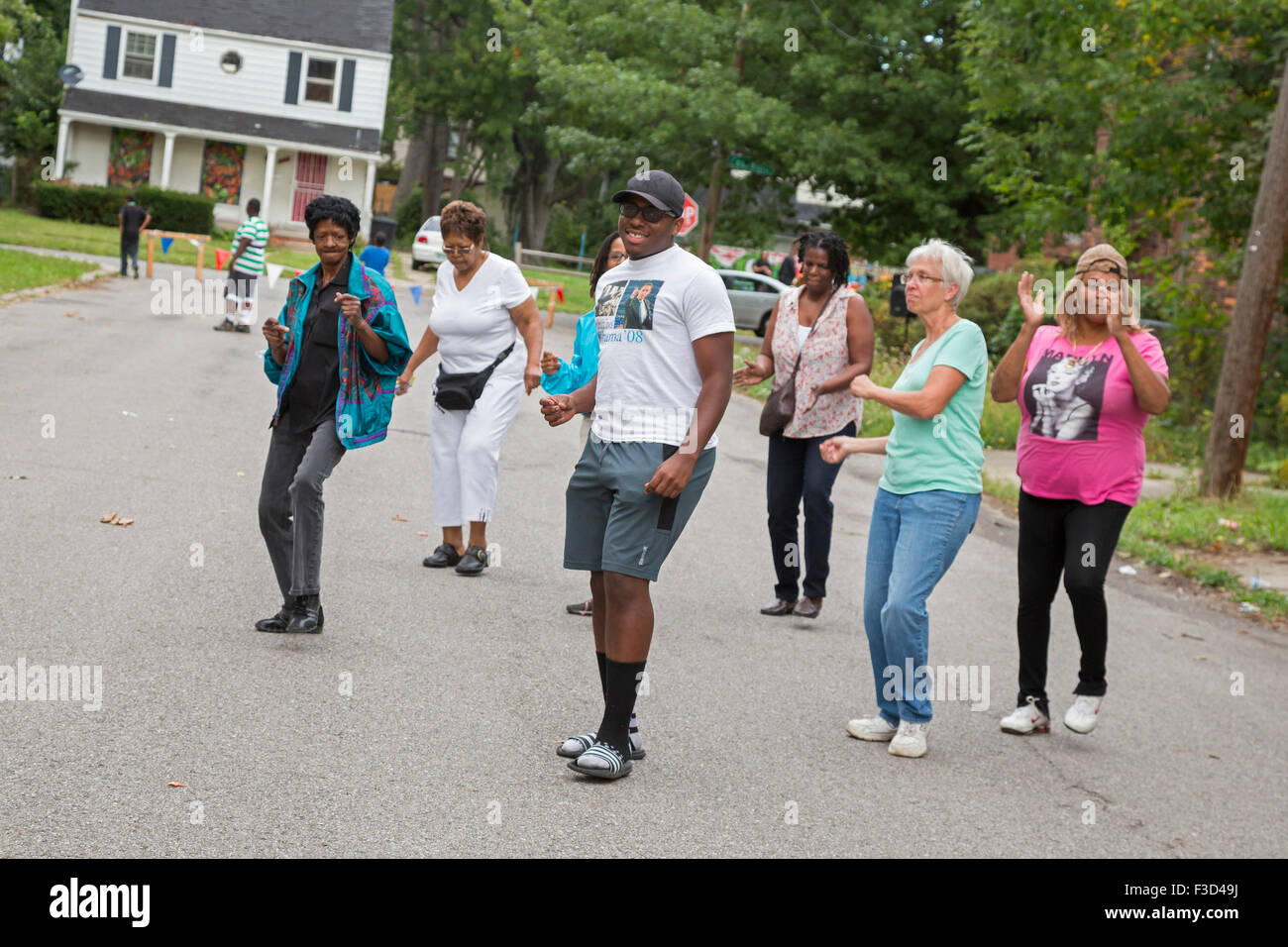 Detroit, Michigan - membres de la danse Club de bloc de trois milles dans une rue d'arrêt bloqué lors d'une fête de quartier de quartier. Banque D'Images